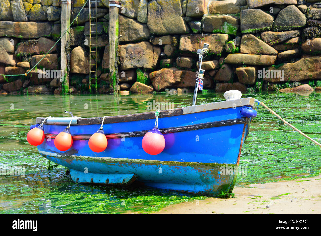 Fischerboote im Hafen des malerischen Ferien- und Fischerdorf Mousehole günstig an der südlichen Küste von Cornwall, England, Großbritannien Stockfoto