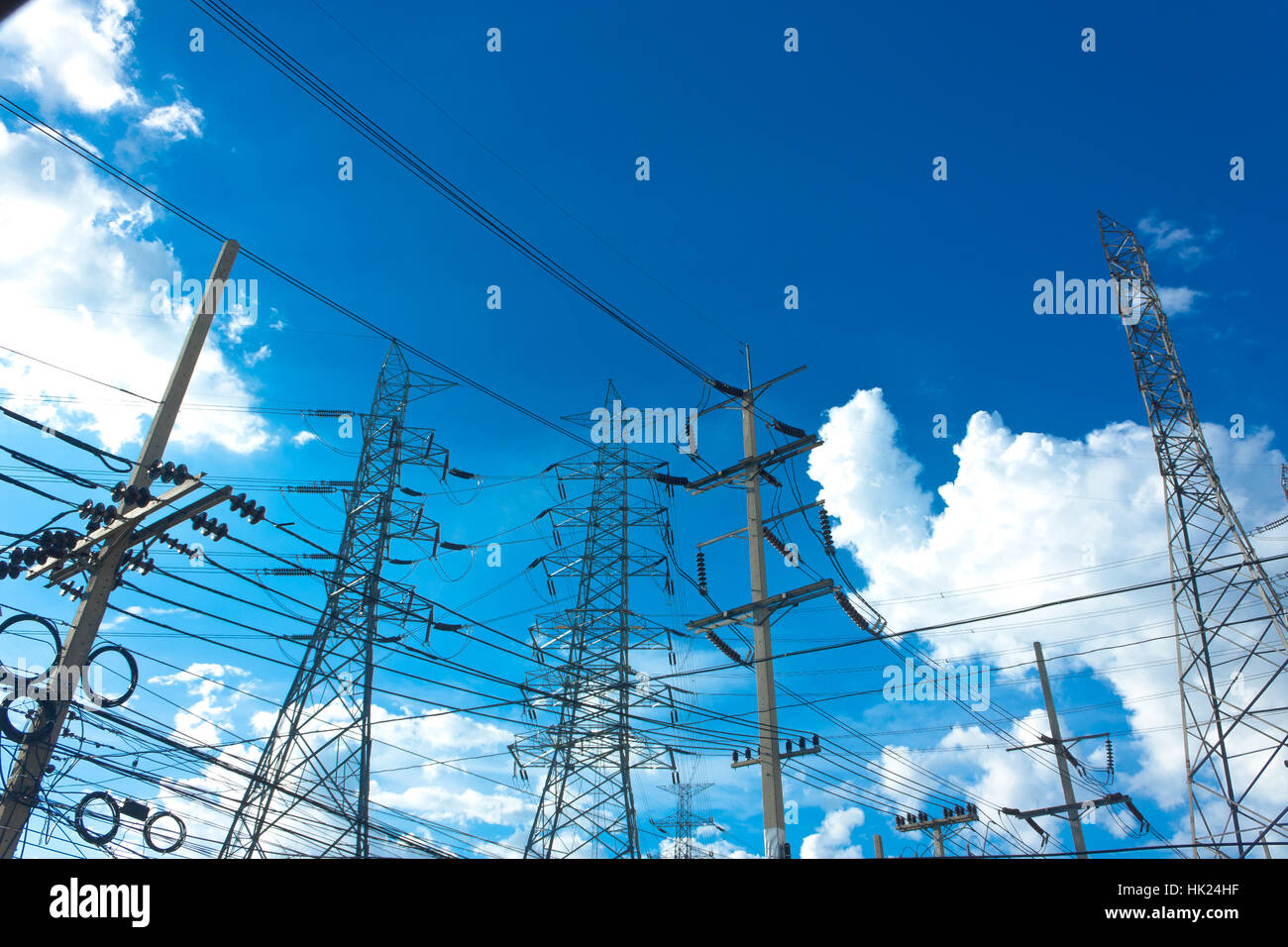 Verschiedene elektrische Masten und Türme Stockfoto