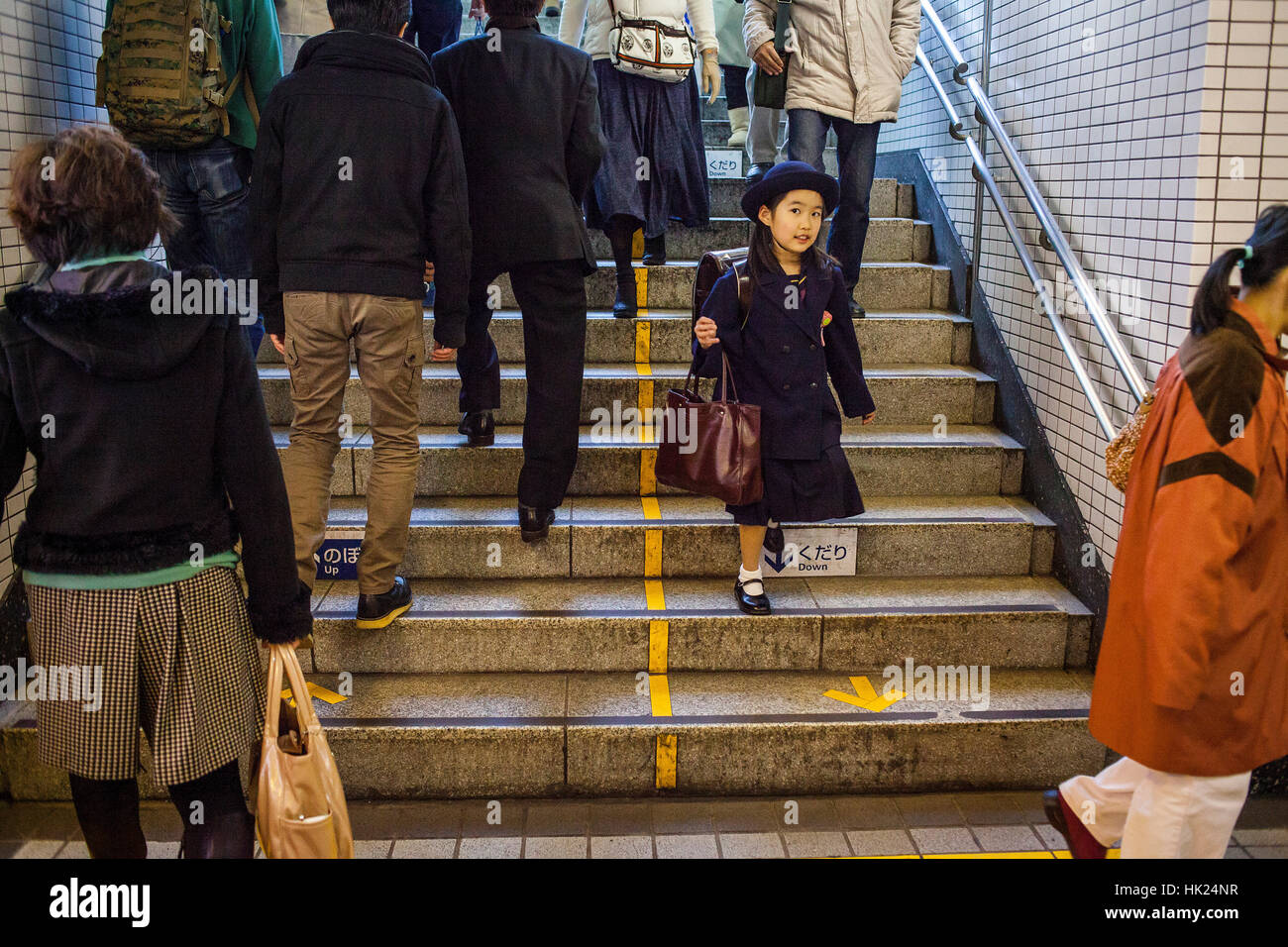 Schülerin, der U-Bahn, Eintritt zu Toei Oedo Linie, in Roppongi, Tokyo, Japan. Stockfoto