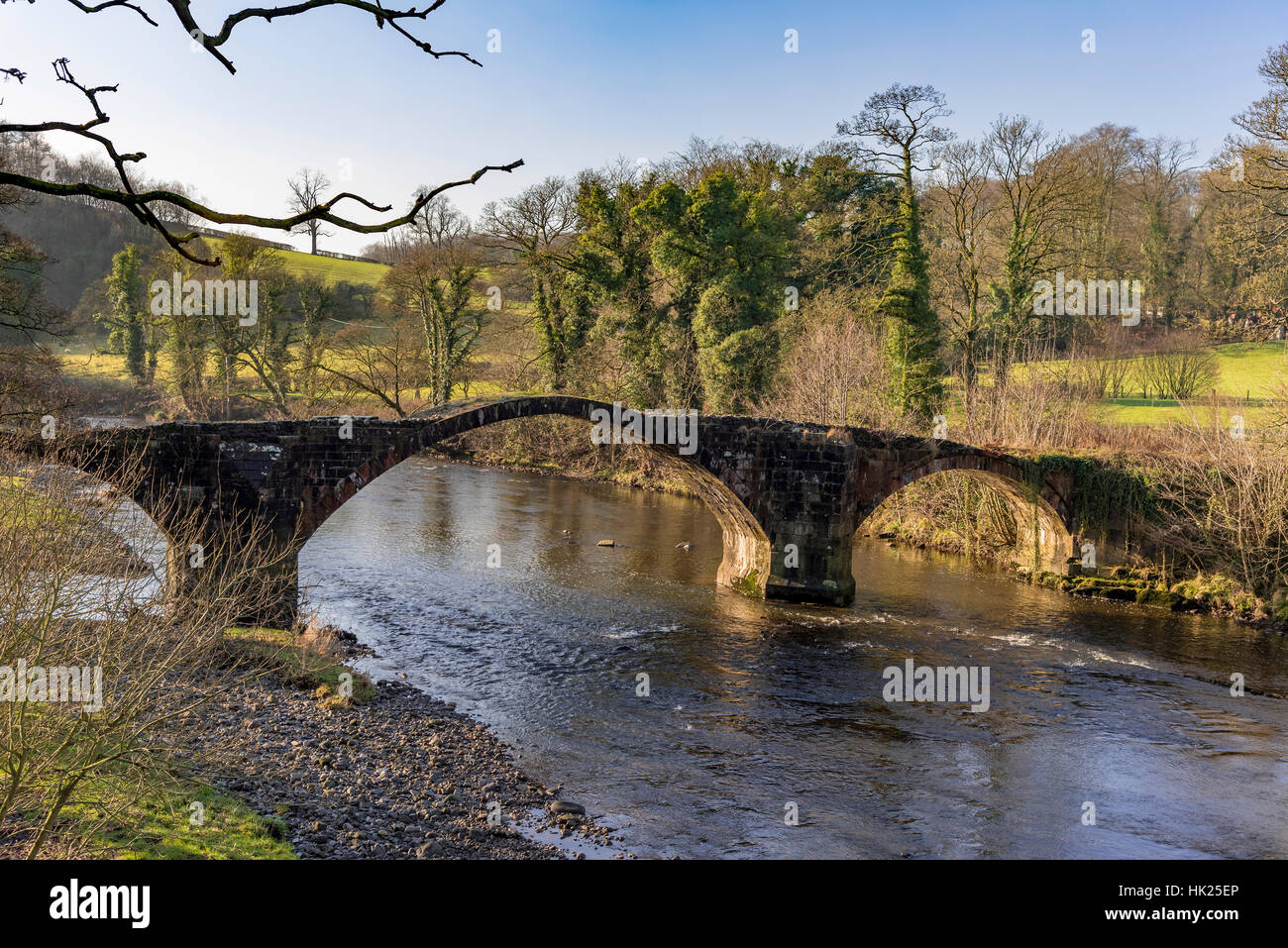 Cromwells Brücke hat der Fluß Hodder einmal einen Lastesel Trail übernommen. Nicht mehr in Gebrauch, Trough of Bowland Clitheroe Lancashire. Stockfoto