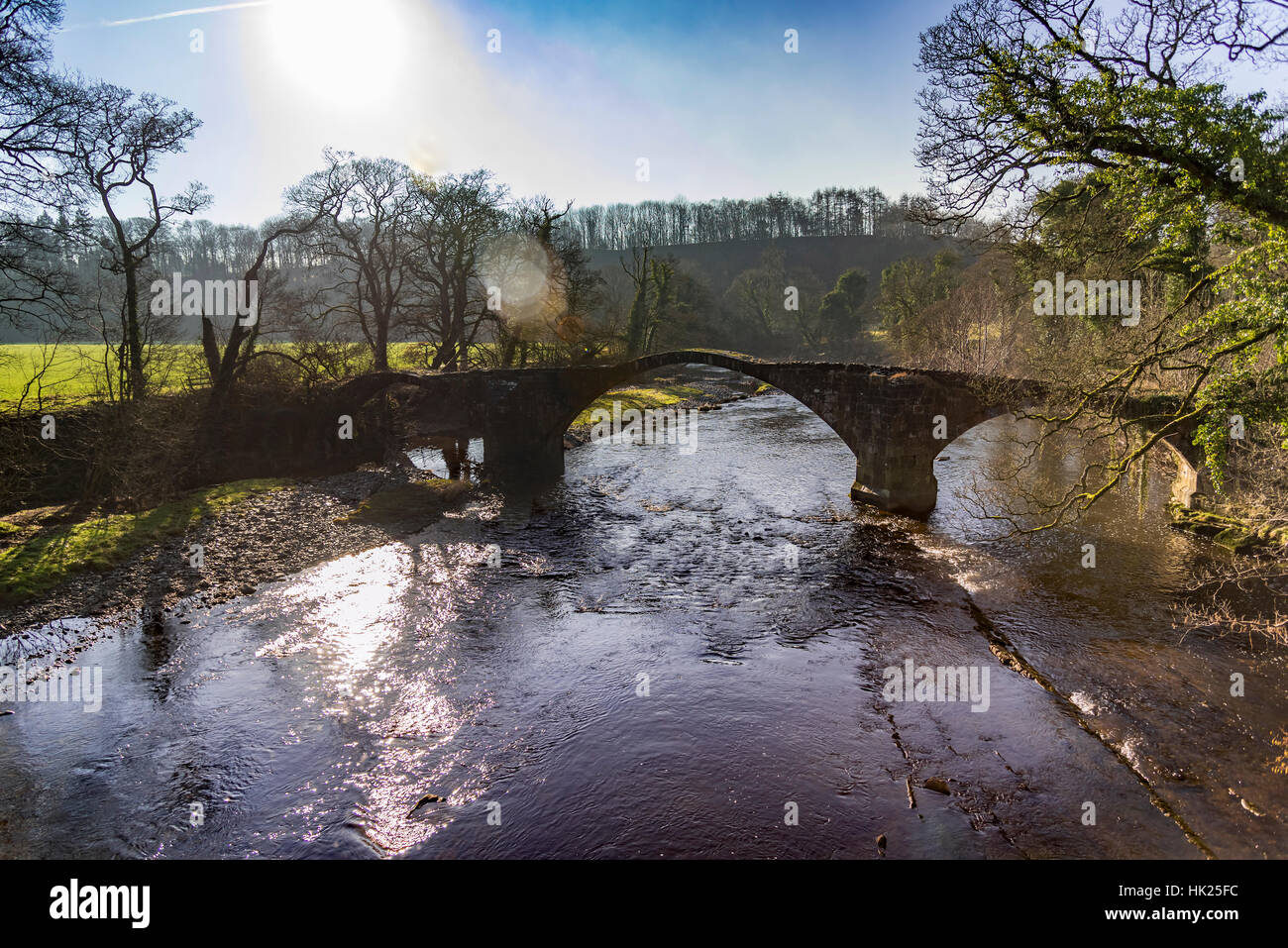 Cromwells Brücke hat der Fluß Hodder einmal einen Lastesel Trail übernommen. Nicht mehr in Gebrauch, Trough of Bowland Clitheroe Lancashire. Stockfoto