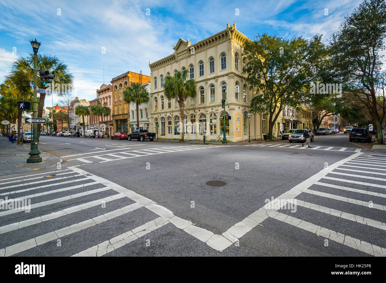 Kreuzung und Gebäude entlang der Broad Street, in Charleston, South Carolina. Stockfoto