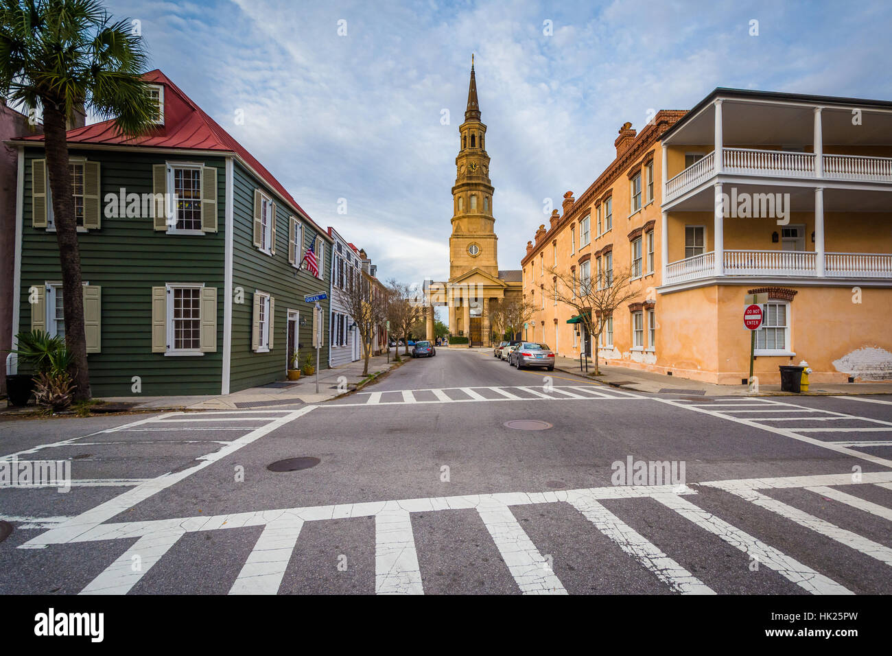 Kreuzung und historischen Gebäuden, in Charleston, South Carolina. Stockfoto