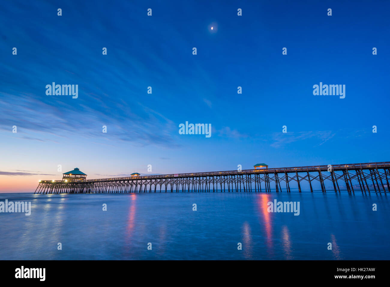 Der Pier im Morgengrauen in Folly Beach, South Carolina. Stockfoto