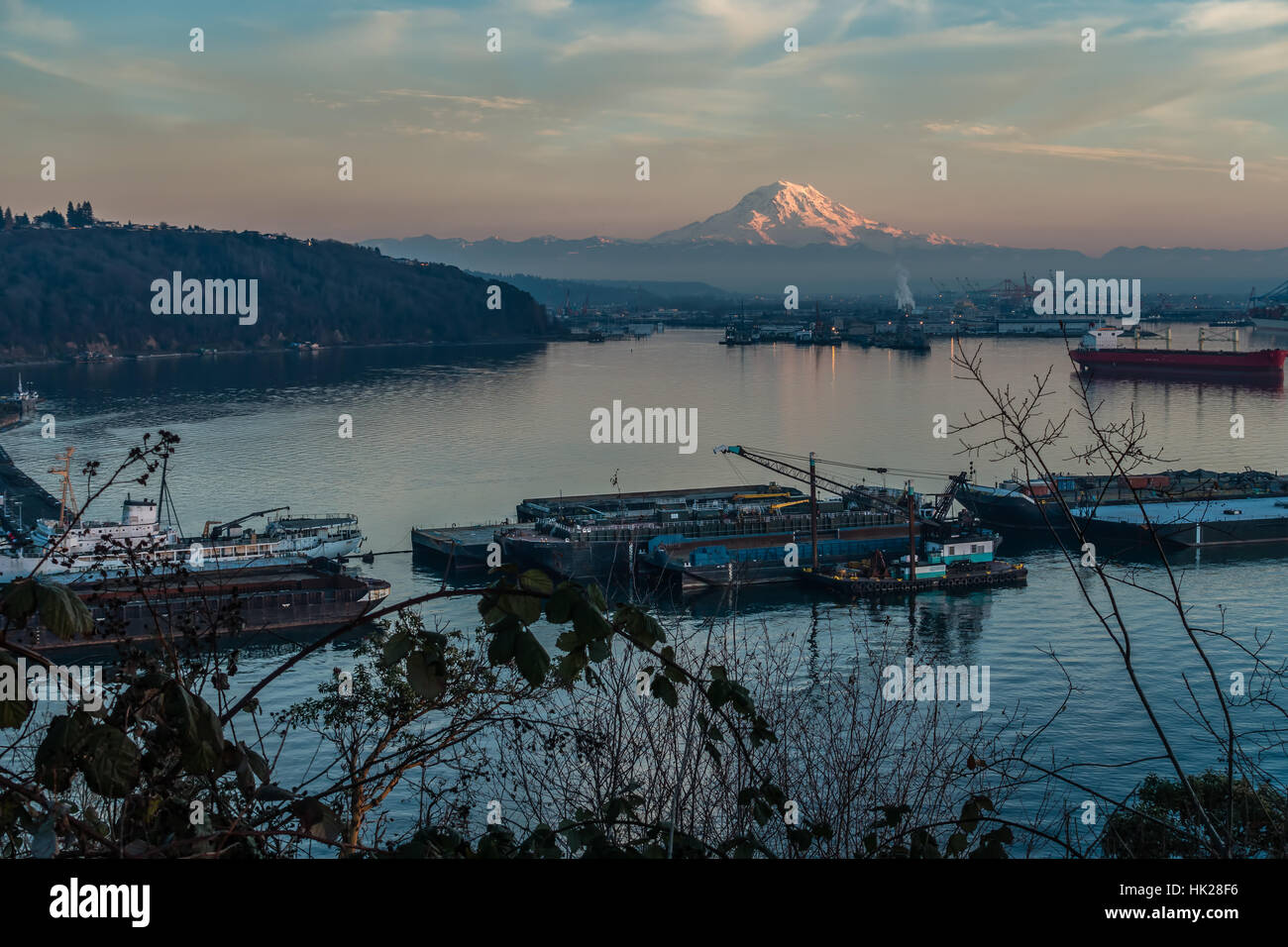 Ein Blick auf den Hafen von Tacoma und Mount Rainier bei Sonnenuntergang. Stockfoto