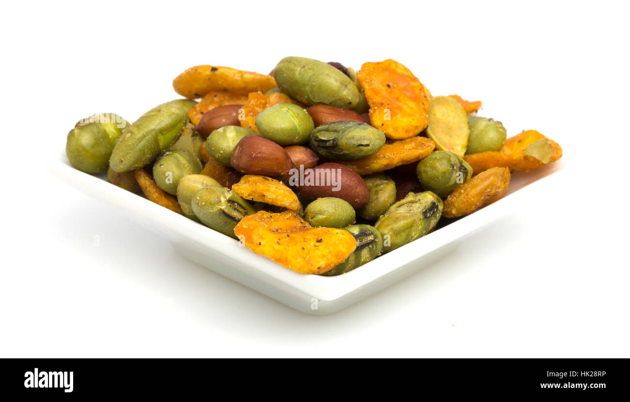 Gesunder Snack Edamame Bohnen, Chili Bohnen und Redskin Erdnüsse auf weißem Hintergrund. Stockfoto