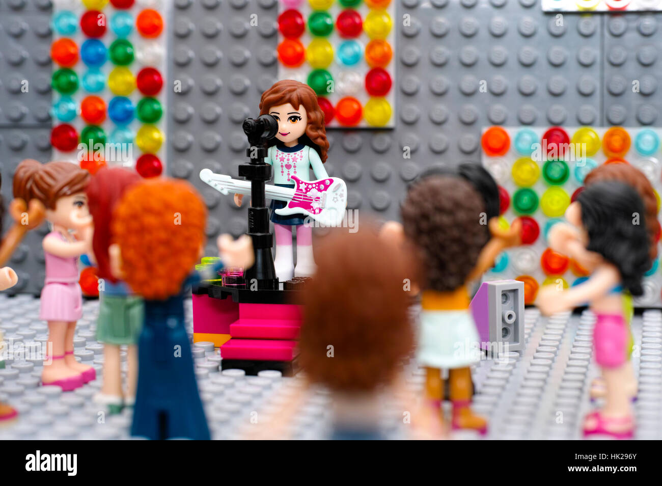 Tambow, Russische Föderation - 29. August 2015 Lego Konzert. LEGO-Freunde-Mädchen-Minifigur  mit e-Gitarre mit Mikrofon und Publikum auf der Bühne Stockfotografie -  Alamy