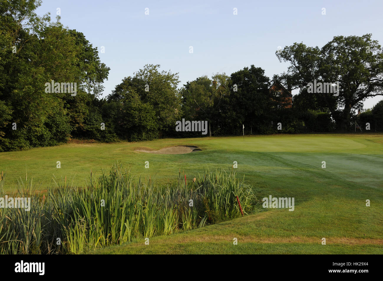 Blick über Wasserhindernis auf der 3. Grün, Chislehurst Golf Club, Chislehurst Kent England Stockfoto