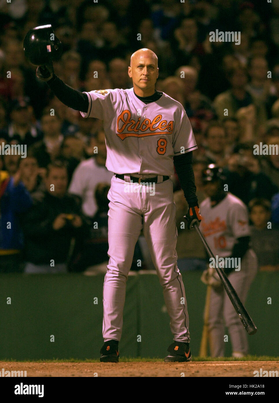 Baltimore Orioles cal Ripken jr Tipps seinen Hut auf die Fans am Fenway Park während seiner letzten Zeit am Fenway Stockfoto