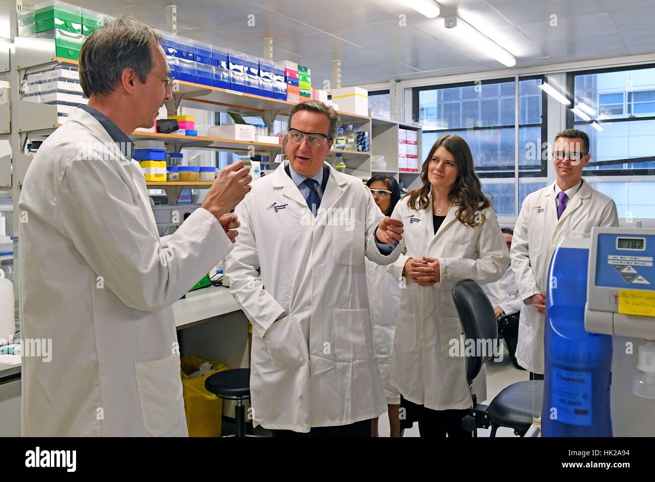 David Cameron bei einem Rundgang durch die Cambridge Drug Discovery Institute Addenbrookes Hospital in Cambridge, wurde nachdem er hat als der neue Präsident von Alzheimer Research UK angekündigt. Stockfoto