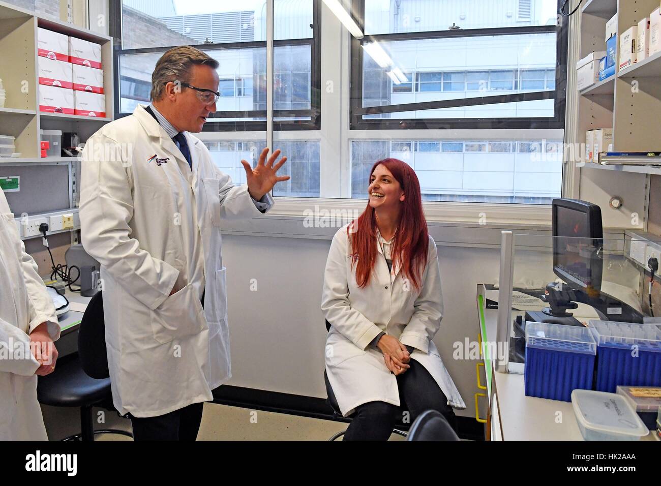 David Cameron mit Marian Fernandez spricht, wurde ein Biologe Associate bei einem Rundgang durch die Cambridge Drug Discovery Institute Addenbrookes Hospital in Cambridge, nachdem er hat als der neue Präsident von Alzheimer Research UK angekündigt. Stockfoto