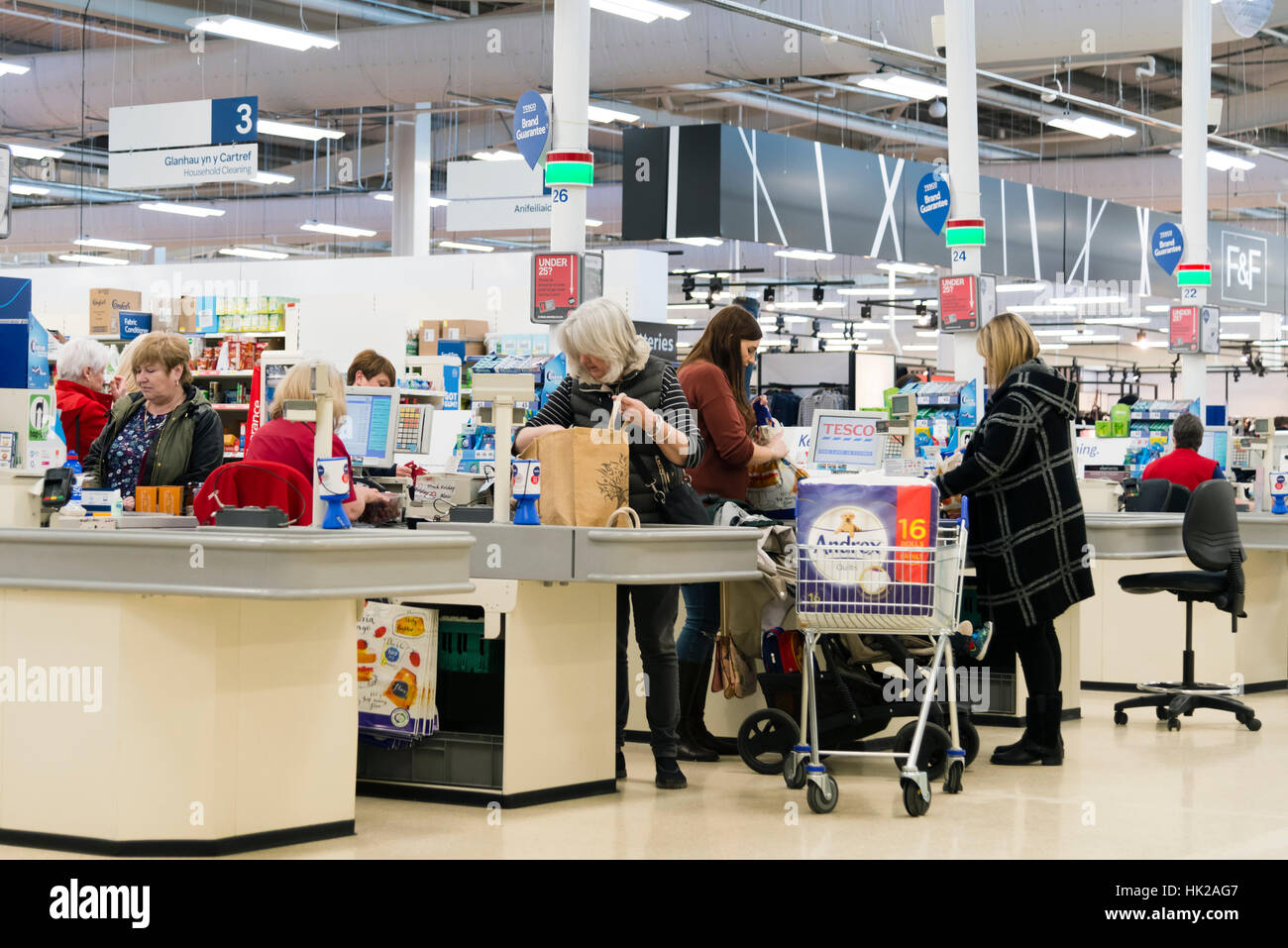 Kasse an Tesco Speicher, UK. Stockfoto