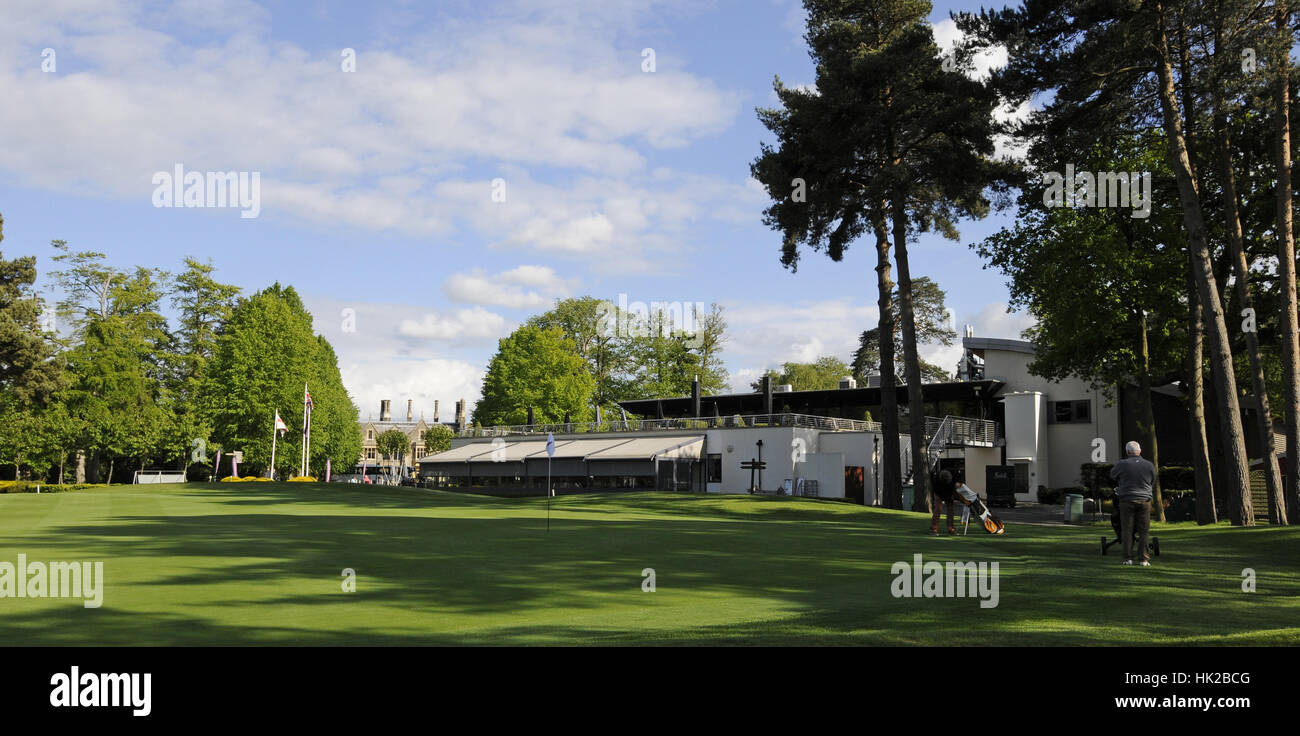 18. Grün Longcross Golfplatz mit Clubhaus, Foxhills Club und Resort, Ottershaw, Surrey, England Stockfoto