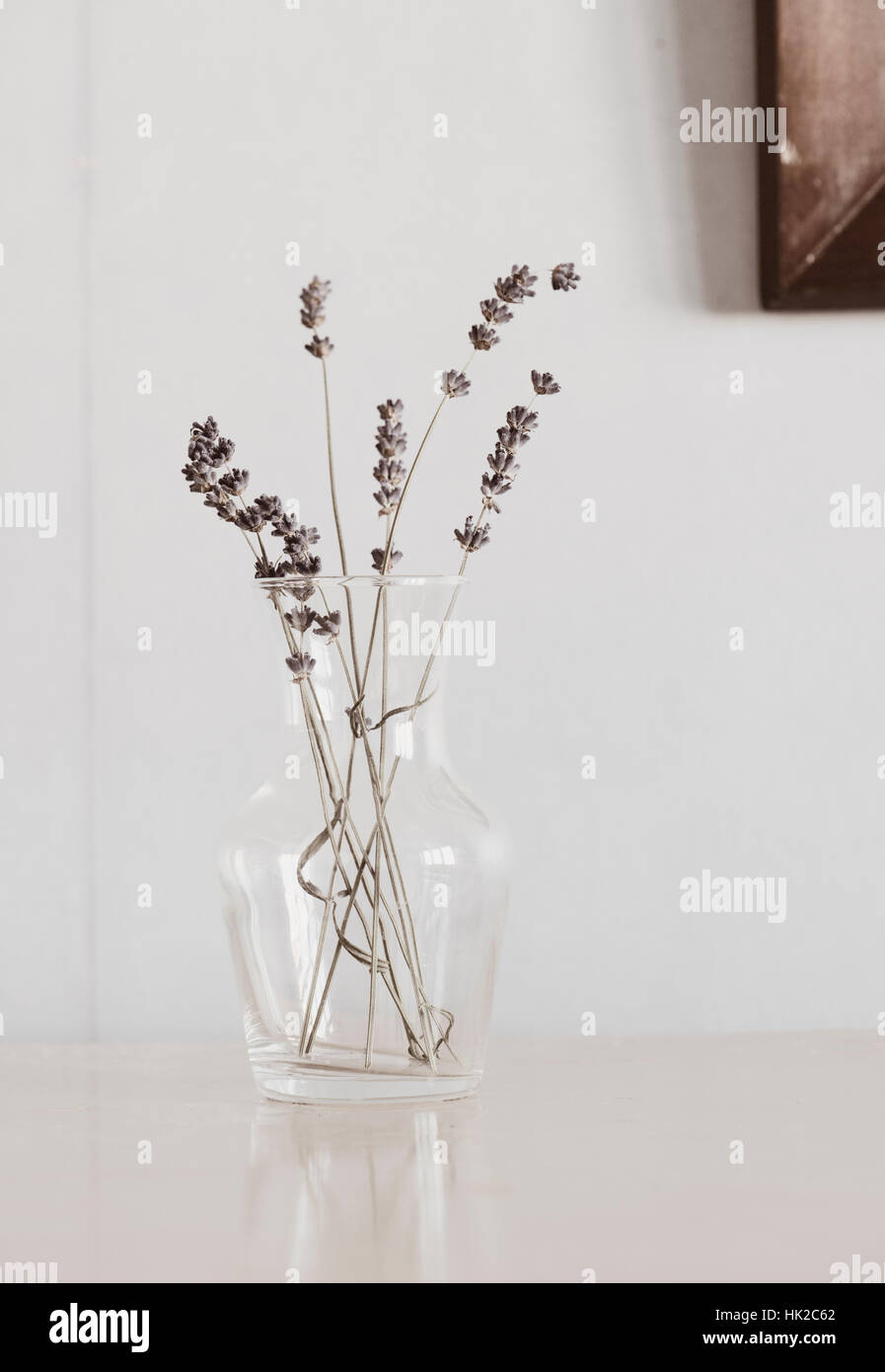 Lavendel Blumen in Glasvase auf Tisch. Blumenstilleben. Stockfoto