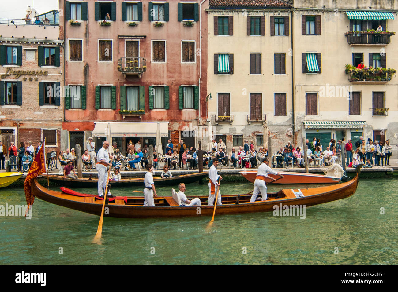 Venedig - 25 Mai: Boote und Ruderer besucht bei der 42. Auflage der Vogalonga am 25. Mai 2016 in Venedig. Stockfoto