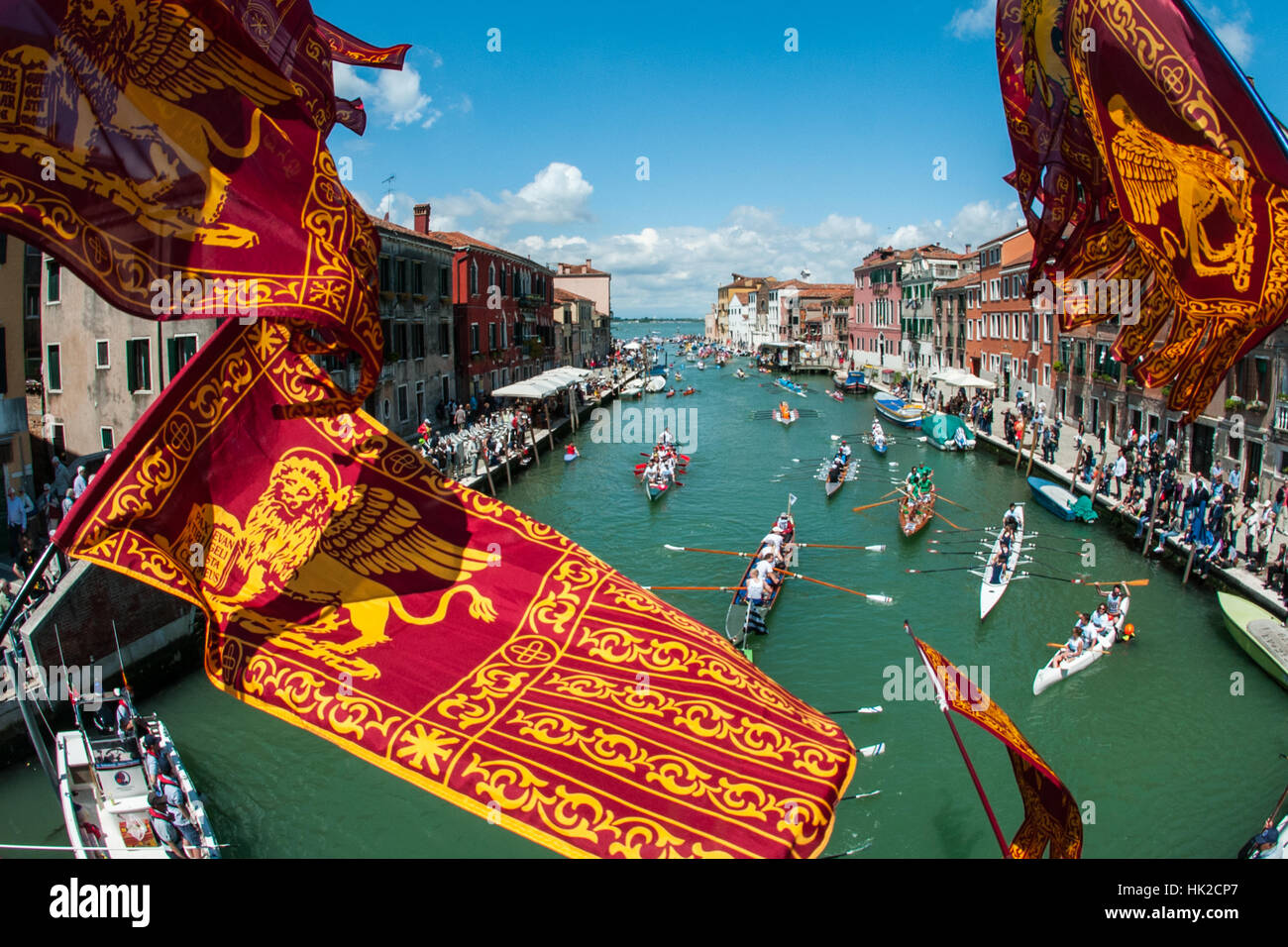 Venedig - 25 Mai: Boote und Ruderer besucht bei der 42. Auflage der Vogalonga am 25. Mai 2016 in Venedig. Stockfoto