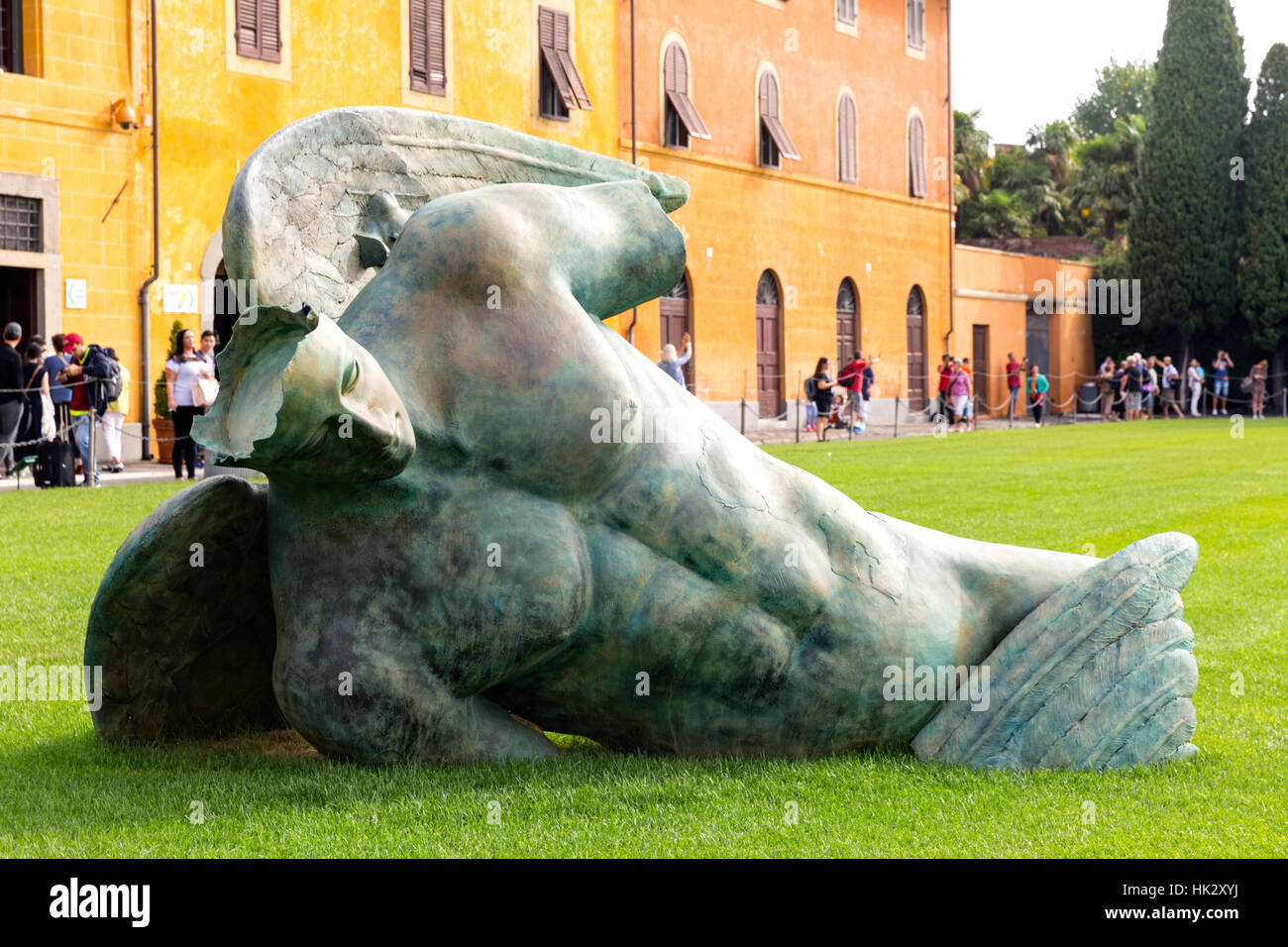 Igor Mitorajs Ikarus gefallen (Icaro Caduto) bronze Skulptur, Wunder Square, Pisa, Toskana, Italien. Stockfoto