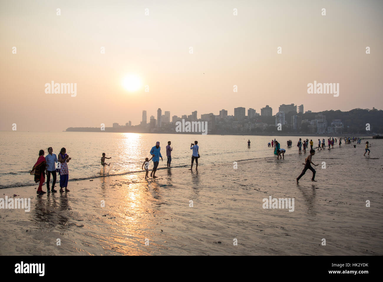 Sonnenuntergang über Chowpaty Beach in Mumbai (Bombay), berühmtesten Strand der Stadt. Stockfoto