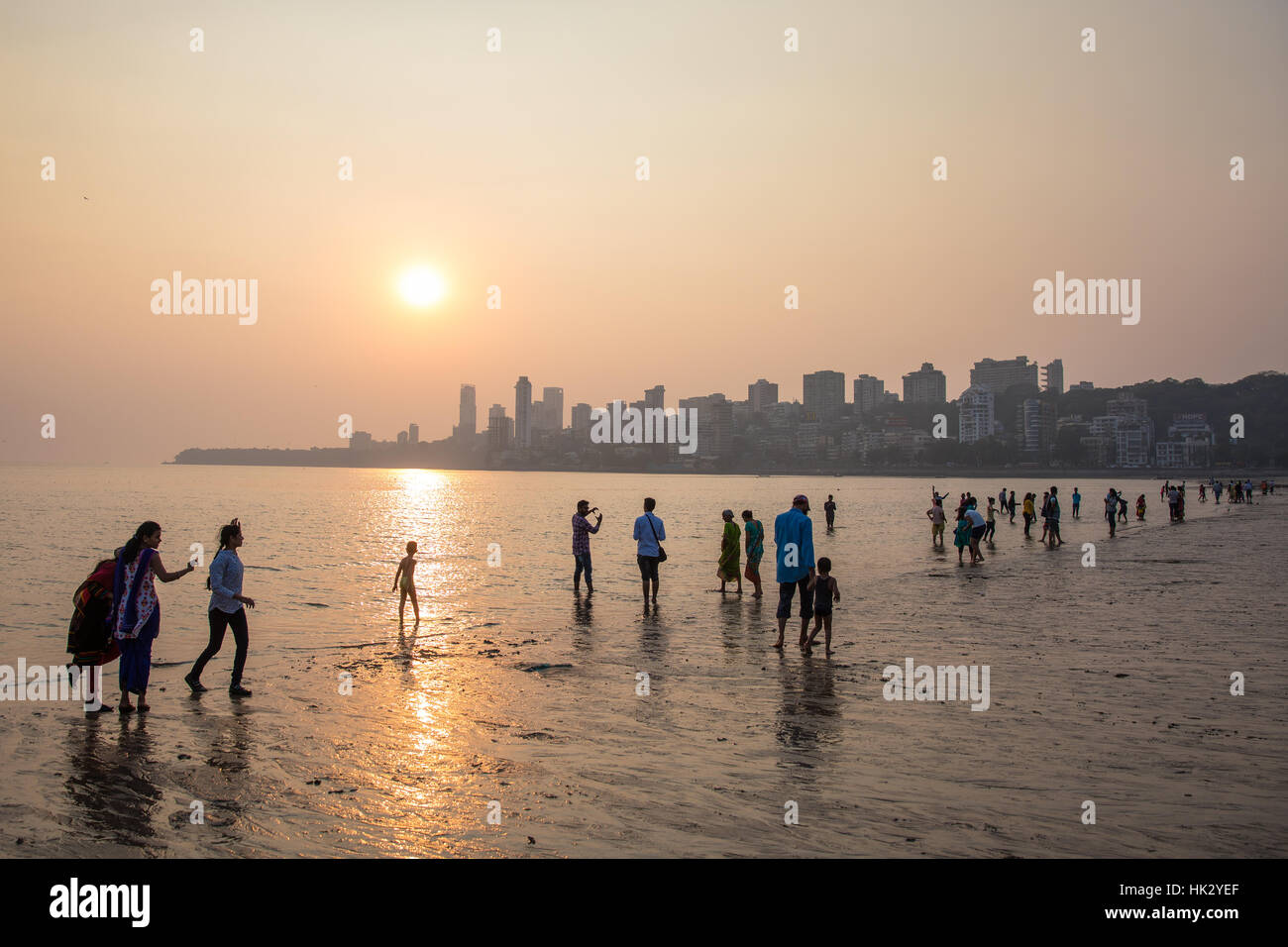 Sonnenuntergang über Chowpaty Beach in Mumbai (Bombay), berühmtesten Strand der Stadt. Stockfoto