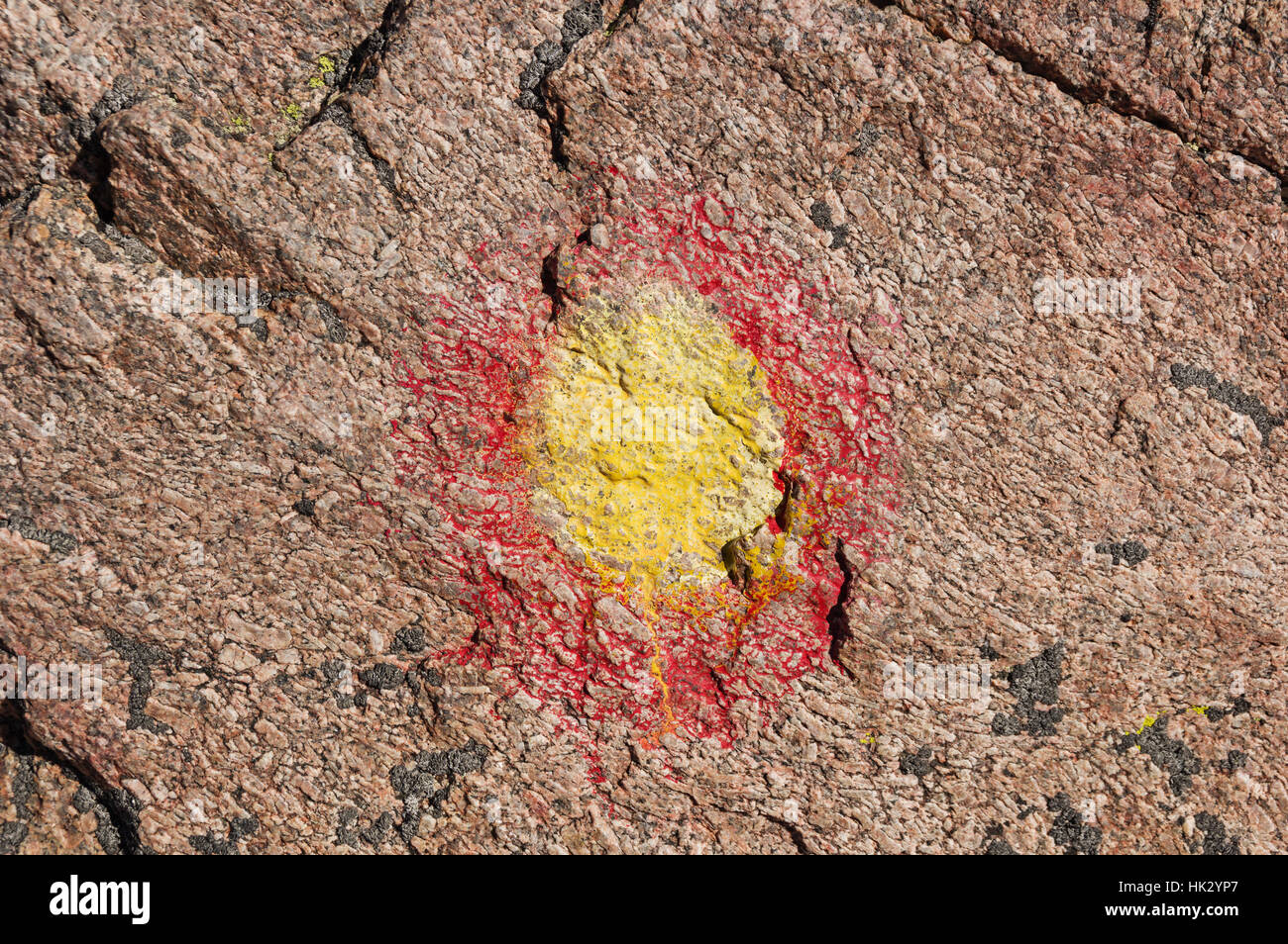 gelb und rot lackierten Bullseye, markieren Sie die Route durch Schlüsselloch Longs Peak Stockfoto