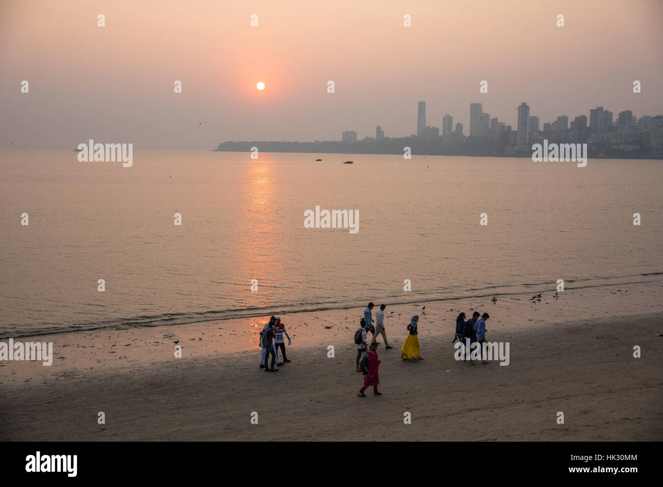 Sonnenuntergang über Chowpaty Beach in Mumbai (Bombay), berühmtesten Strand der Stadt. Stockfoto