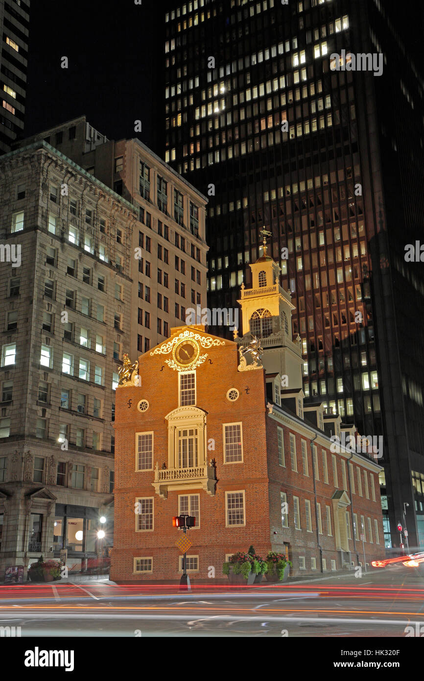 Das Old State House, Ort des Massakers von Boston, bei Nacht, Boston, Massachusetts, USA. Stockfoto