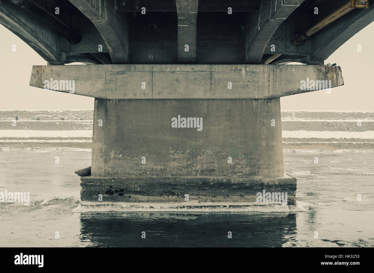 Großen Betonbrücke Stub Details, Wintersaison. Stockfoto