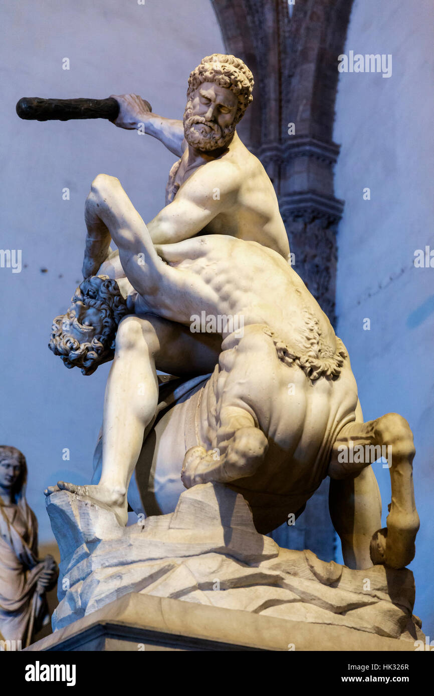 Statue des Herkules und Nessus, Loggia dei Lanzi, Florenz, Italien. Stockfoto