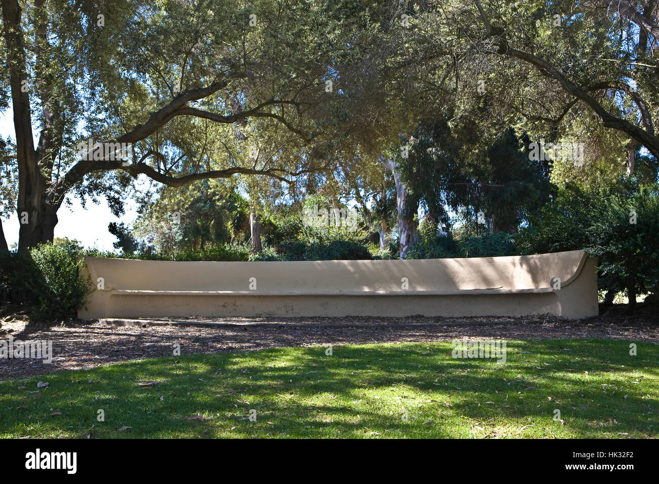 Lange geschwungene Parkbank in Presidio Park, San Diego, Kalifornien USA. Stockfoto