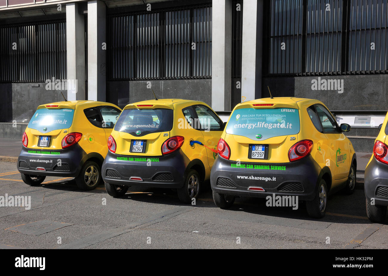 Italien, Mailand, electric Car-sharing-Service, Elektro-Autos, e-Autos an der Ladestation Stockfoto