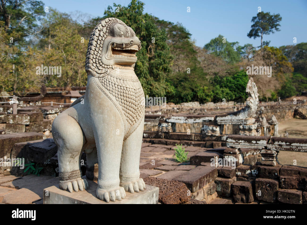 Löwen-Statue in der Nähe von Terrasse der Elefanten, Angkor Thom, Angkor Archäologische Park, Siem Reap, Kambodscha Stockfoto