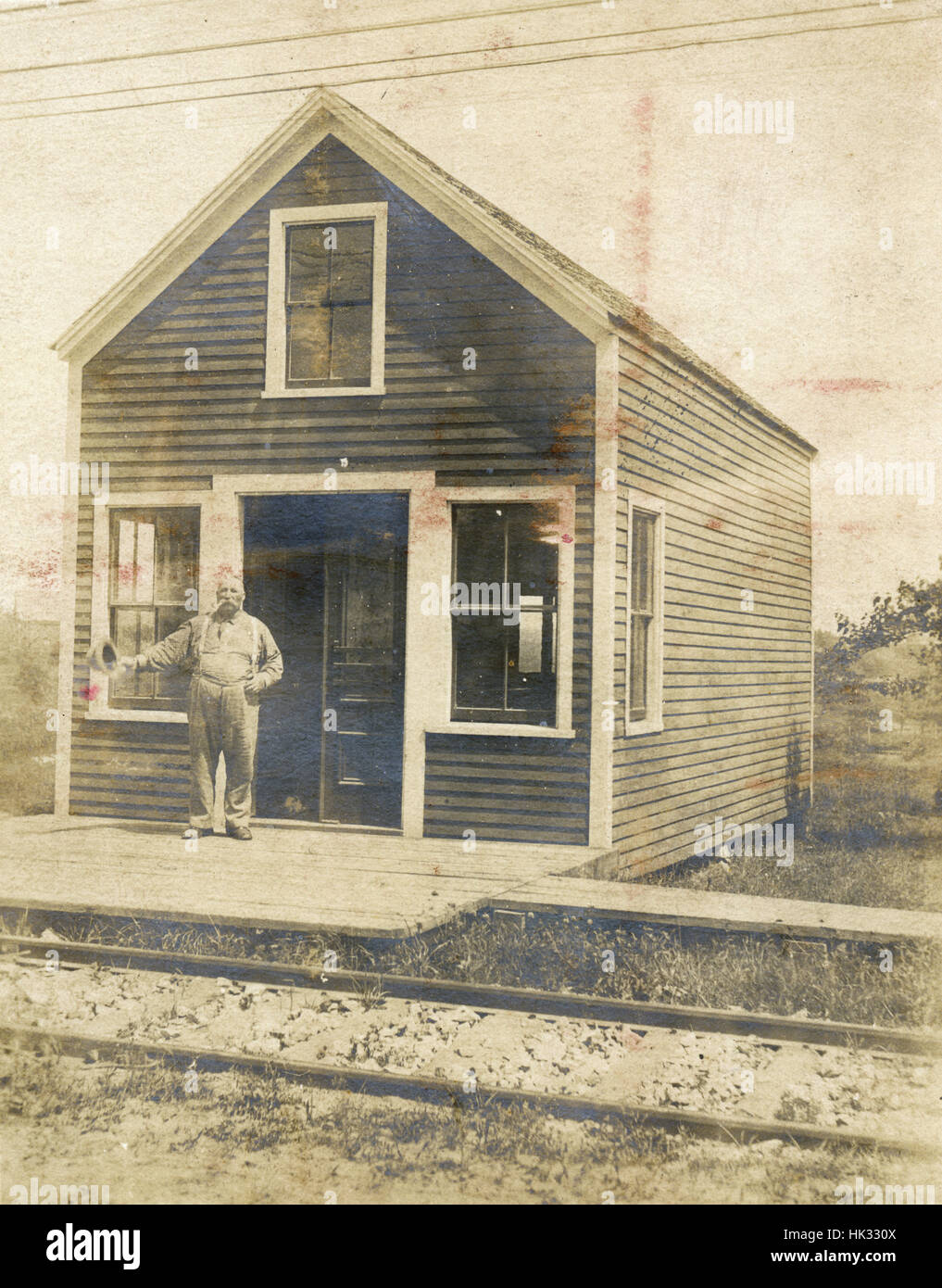 Antike c1910 Foto, ländlichen Bahnhof mit Mann, möglicherweise Station Agent. Lage unbekannt, USA. Stockfoto