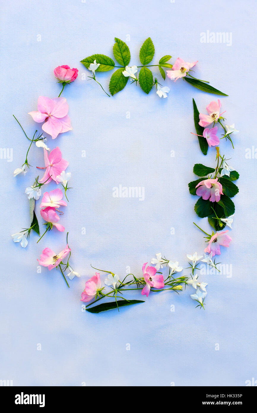 Beautiful Federkern mit Blumen auf grauem Hintergrund Stockfoto