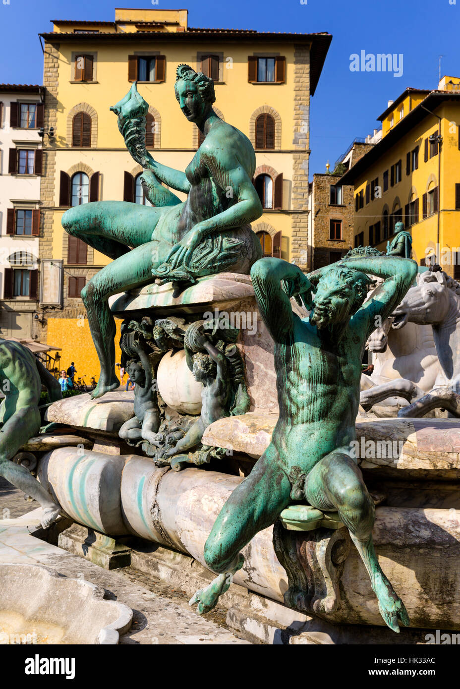 Einige der Bronze Figuren auf der Neptun Brunnen Rand, Piazza Della Signoria, Florenz, Italien. Stockfoto