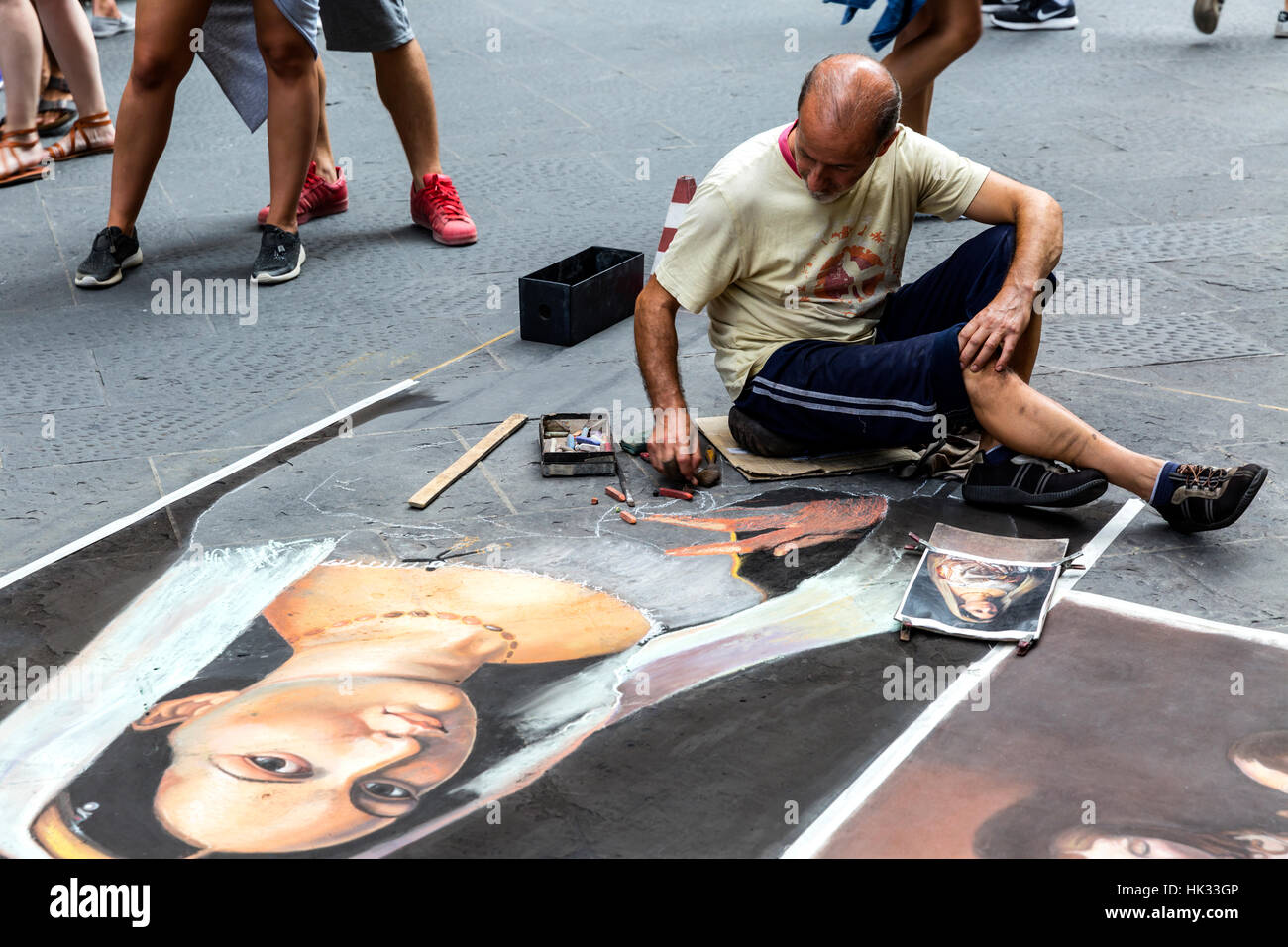 Künstler bei der Arbeit zeichnen eine Nachbildung eines berühmten Werkes auf dem Bürgersteig, Florenz, Italien Stockfoto
