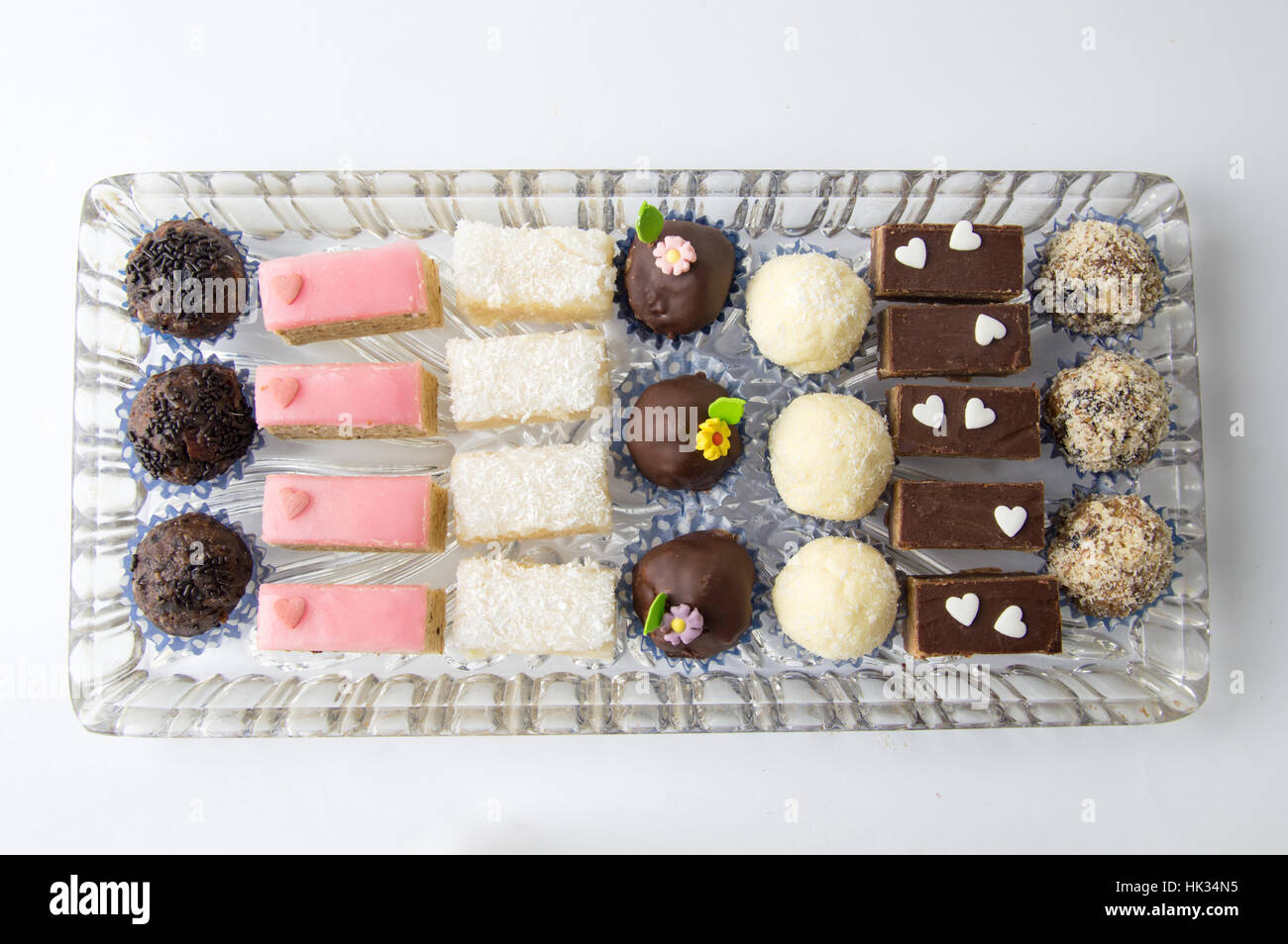 Varius hausgemachte süße Kekse auf ein Top-Platte anzeigen Stockfoto