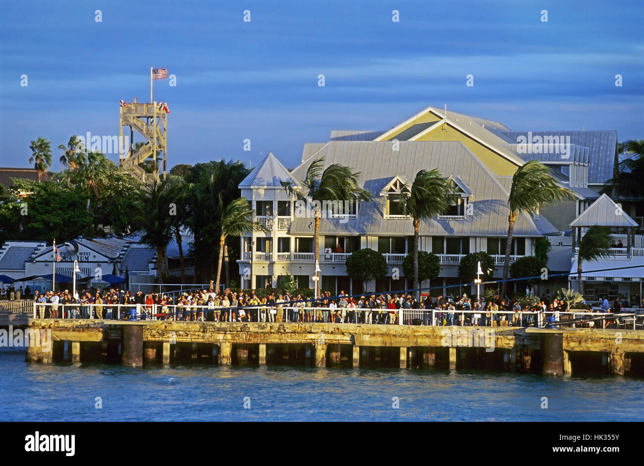 Leute zu beobachten, so dass Kreuzfahrtschiff auf überfüllten Key West Pier bei Sonnenuntergang Stockfoto