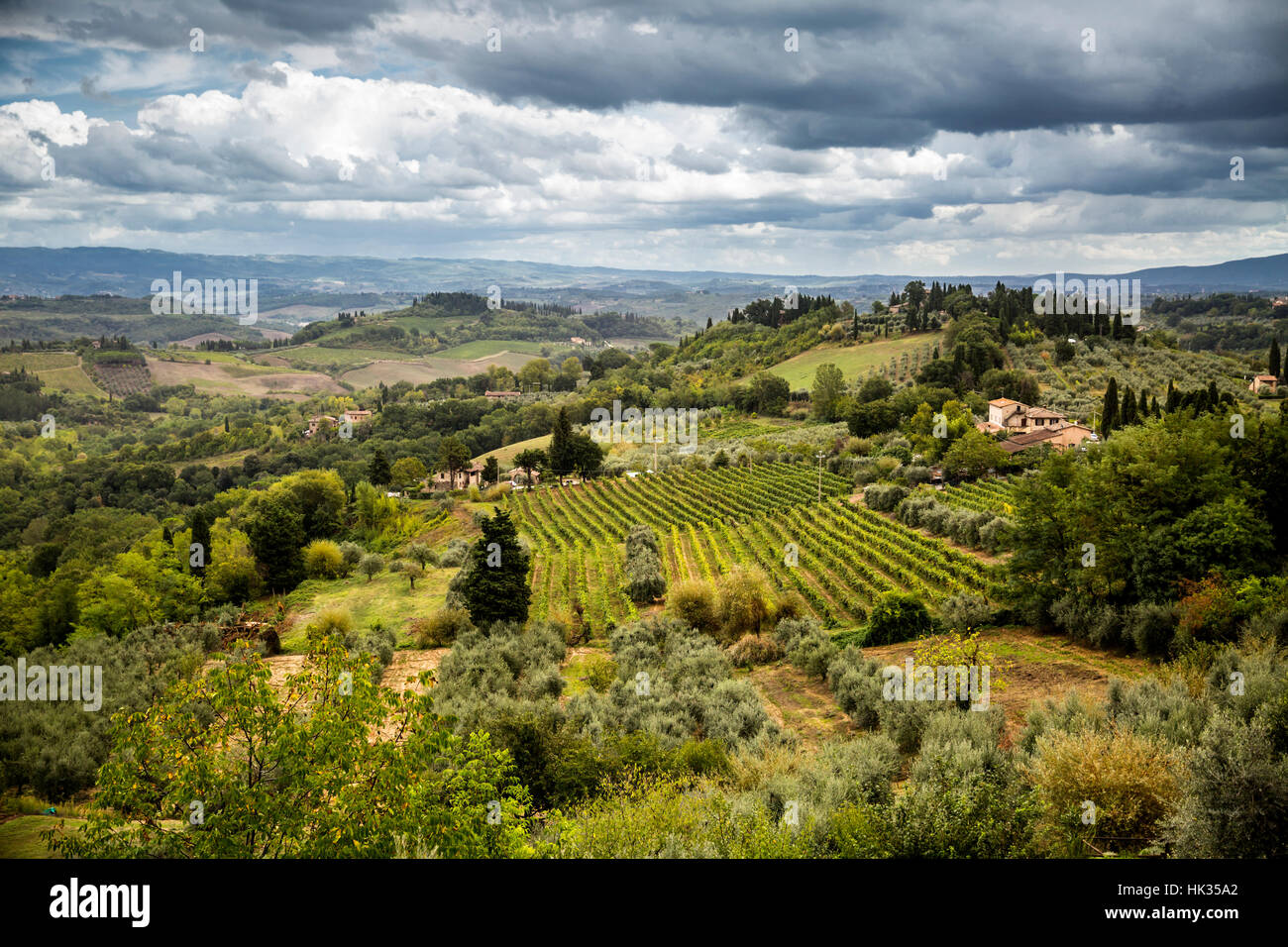 Blick auf die umliegende Landschaft von San Gimignano, Toskana, Italien. Stockfoto