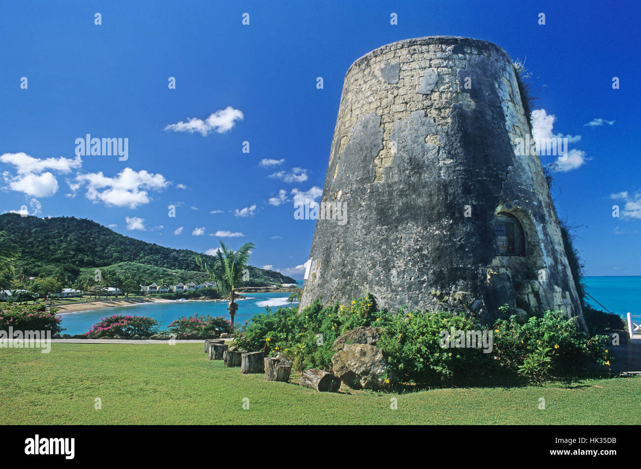 Alte Zuckerfabrik in der Nähe von Hawksbill Bay, Antigua, Caribbean Stockfoto