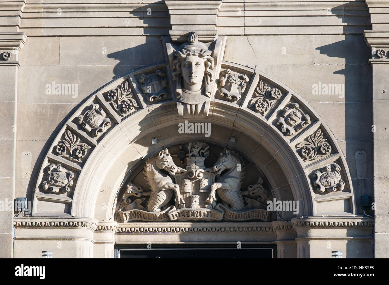 Dekorative Bogen über dem Eingang zu 25 King Street, einem denkmalgeschützten viktorianischen Gebäude, Newcastle Upon Tyne, England, UK Stockfoto