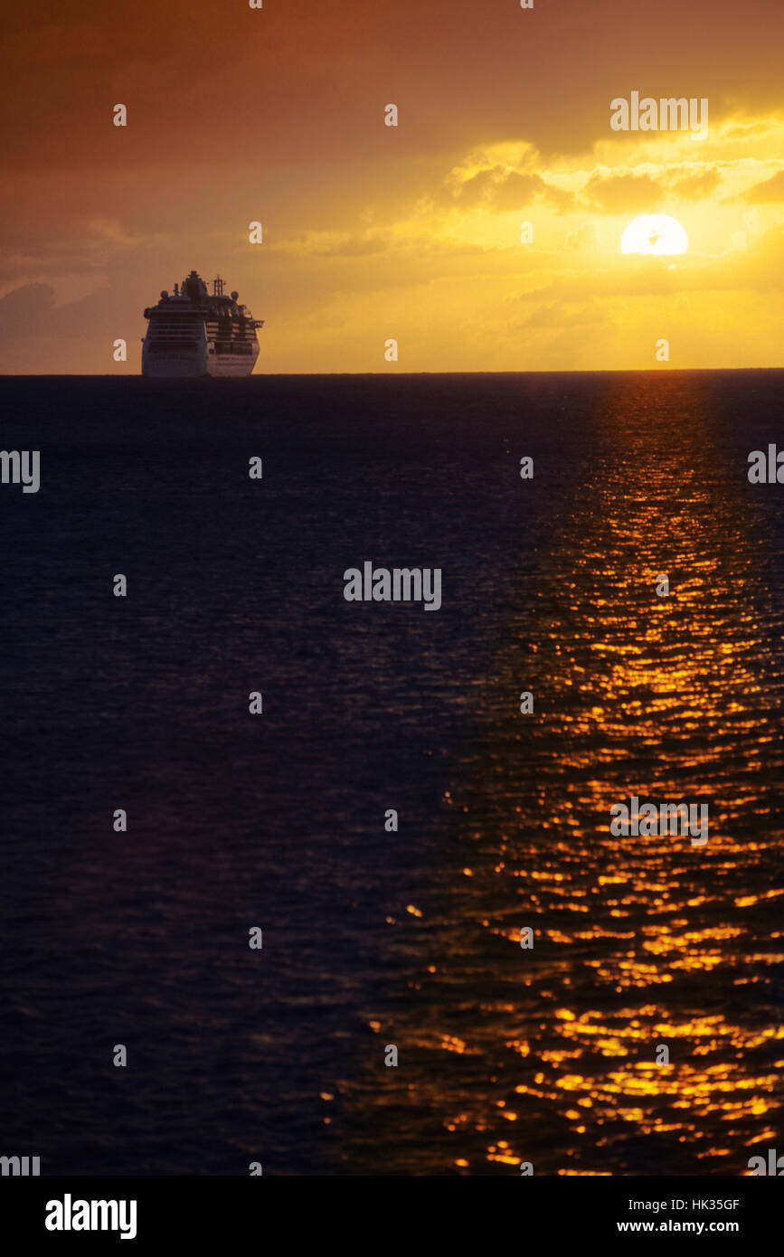 Kreuzfahrtschiff auf hoher See, Caribbean Stockfoto