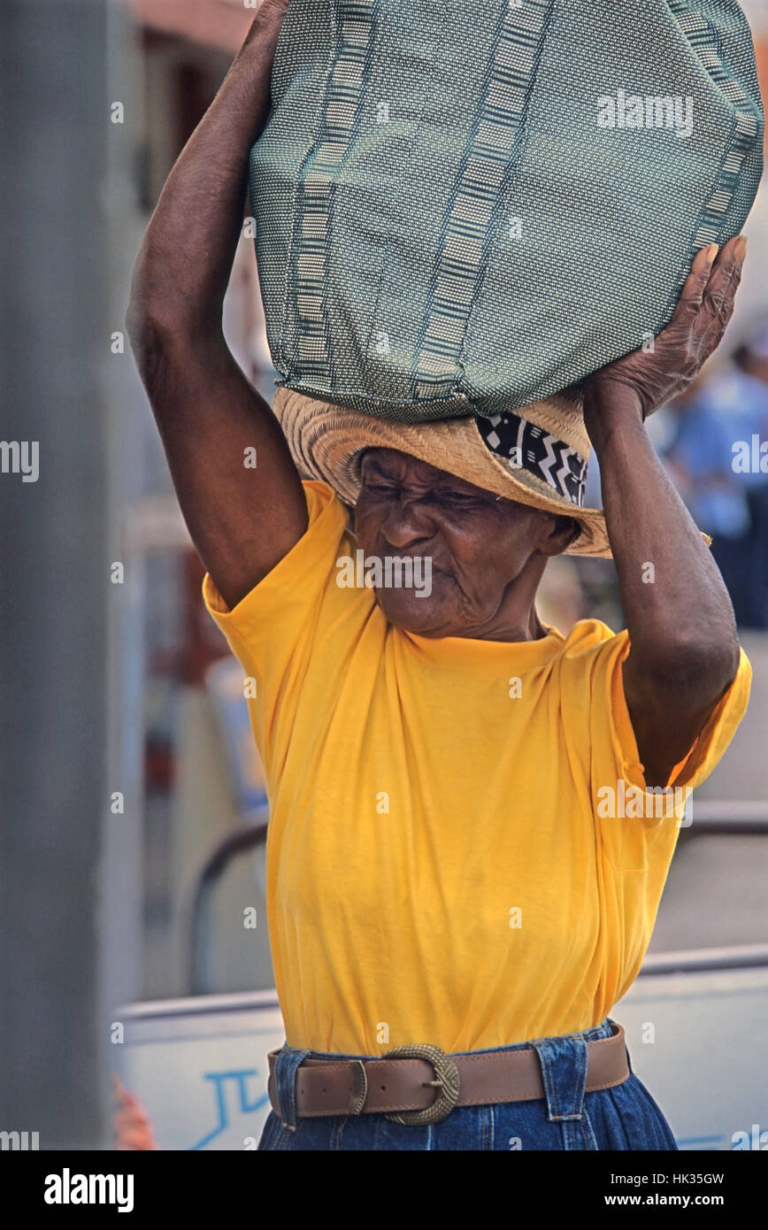 Alte Frau mit schweren Tasche, Bridgetown, Barbados, Caribbean Stockfoto