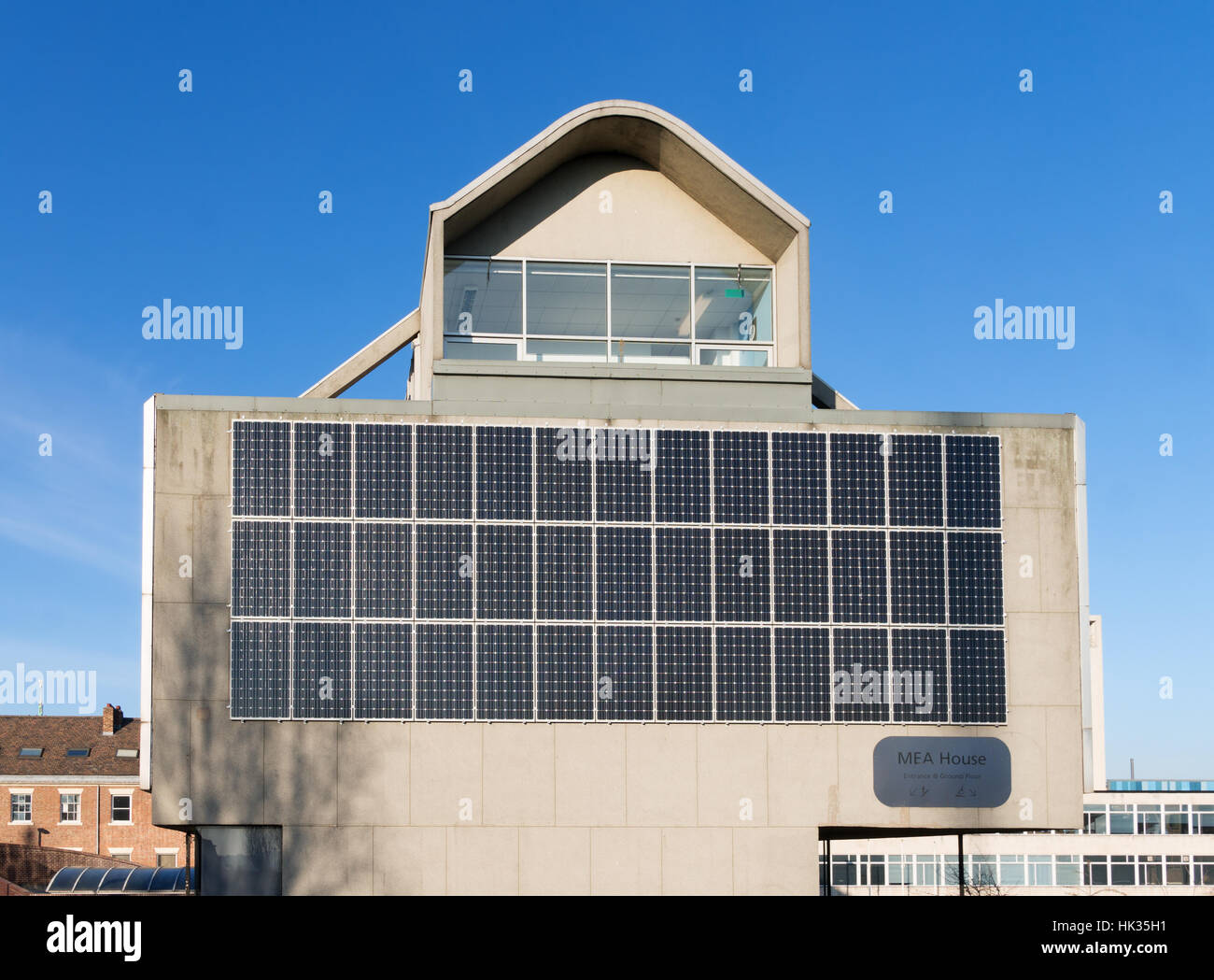Solar-Panels auf MEA Haus eine börsennotierte 1970er Jahre Gebäude in Newcastle Upon Tyne, England, UK Stockfoto