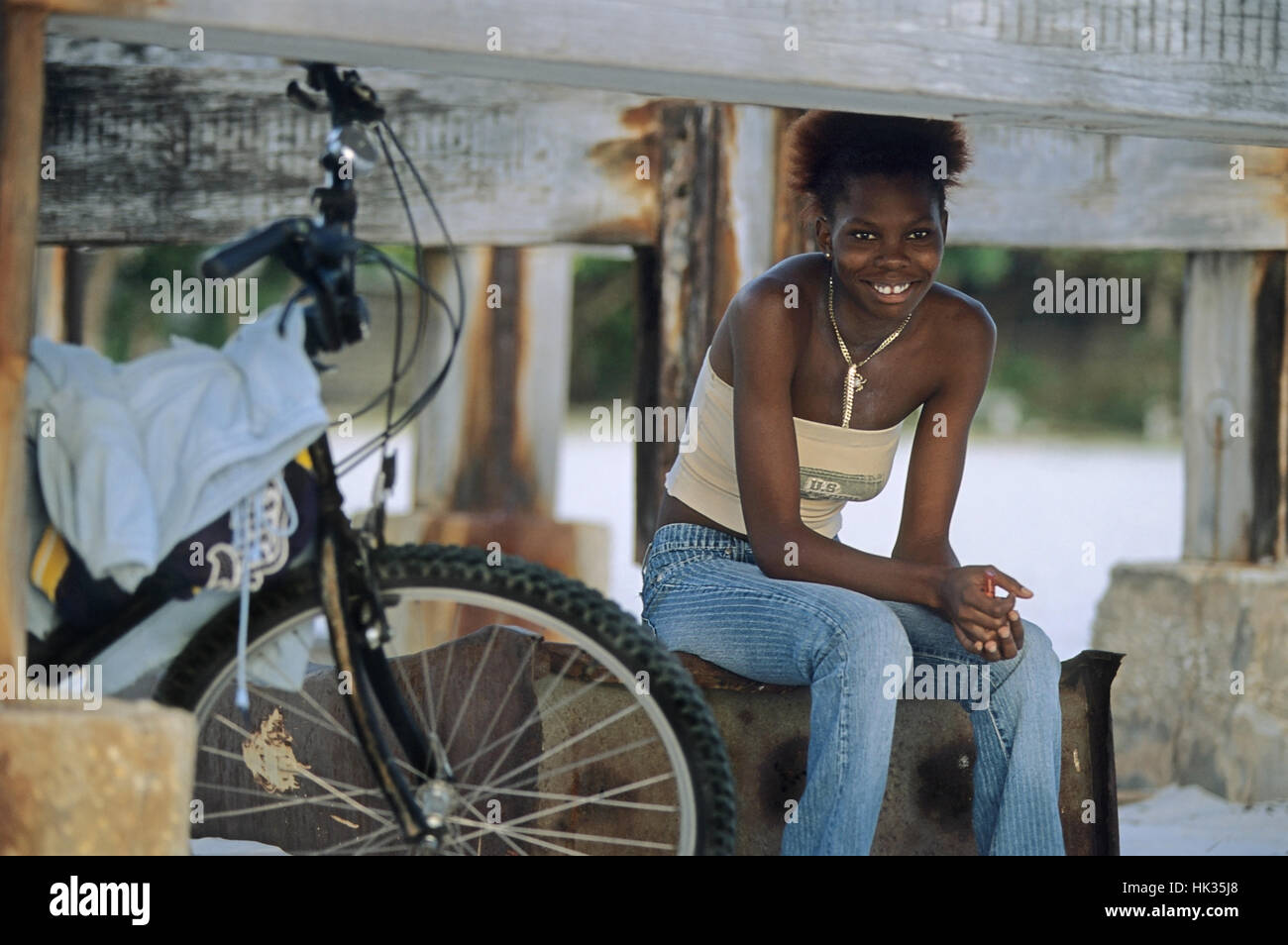 Junge Frau mit ihrem Fahrrad, Bridgetown, Barbados, Karibik Stockfoto