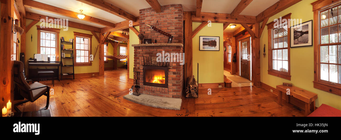 Lizenzbild bei MaximImages.com Timber Frame kanadisches Landhaus Wohnzimmer mit Kamin, Muskoka, Ontario, Kanada Stockfoto