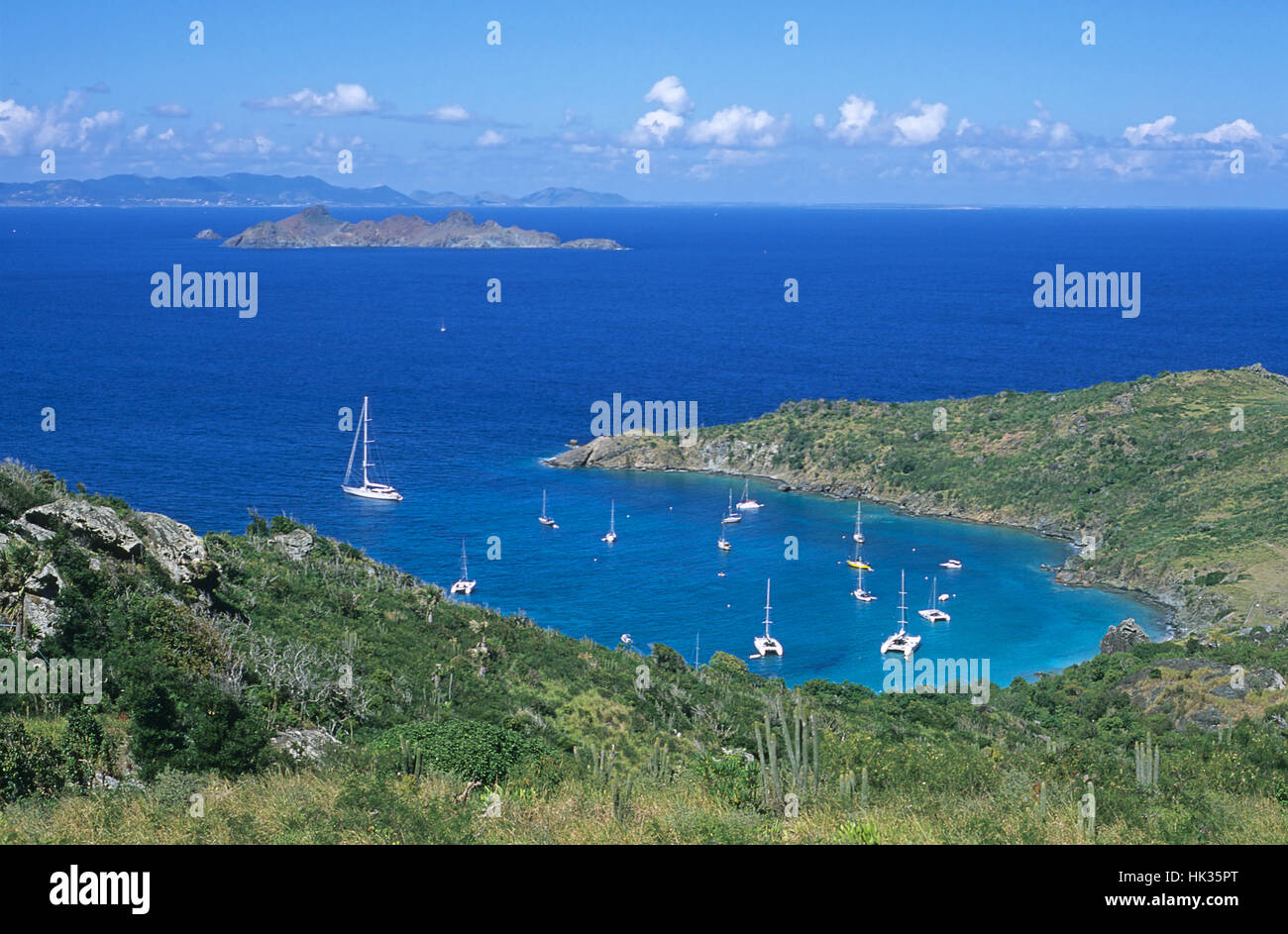 Anse de Colombier Bucht und Strand, St. Barts, Karibik mit St. Martin im entfernten Hintergrund Stockfoto