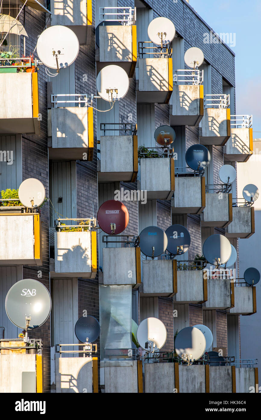 Viele TV-Satelliten-Antennen an einem Wohnhaus für TV-Empfang, Sat-TV, Stockfoto