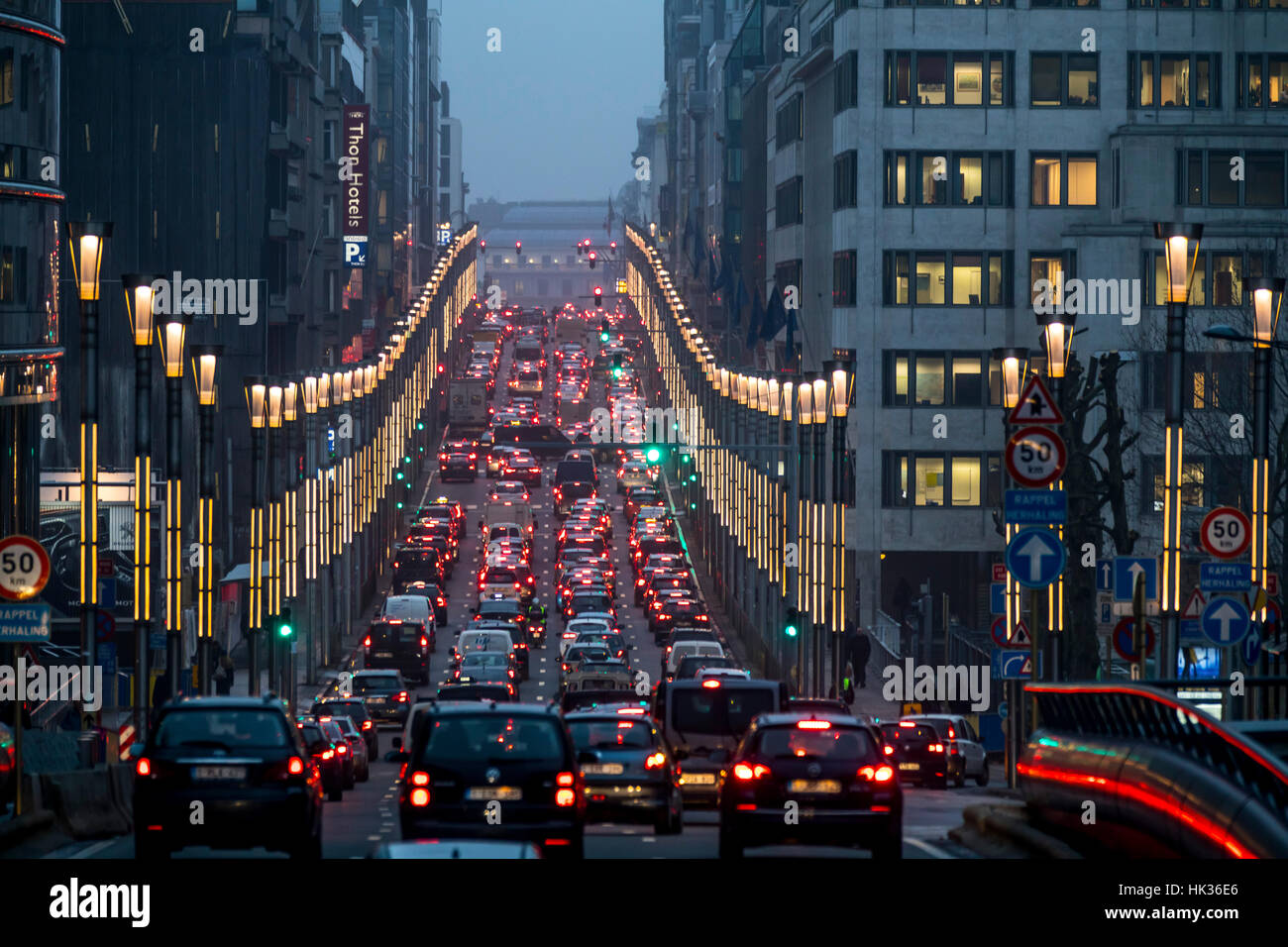 Intercity-Verkehr in Brüssel, Rue De La Loi, Abend führt vom Europaviertel in die Innenstadt, Stau, Stockfoto