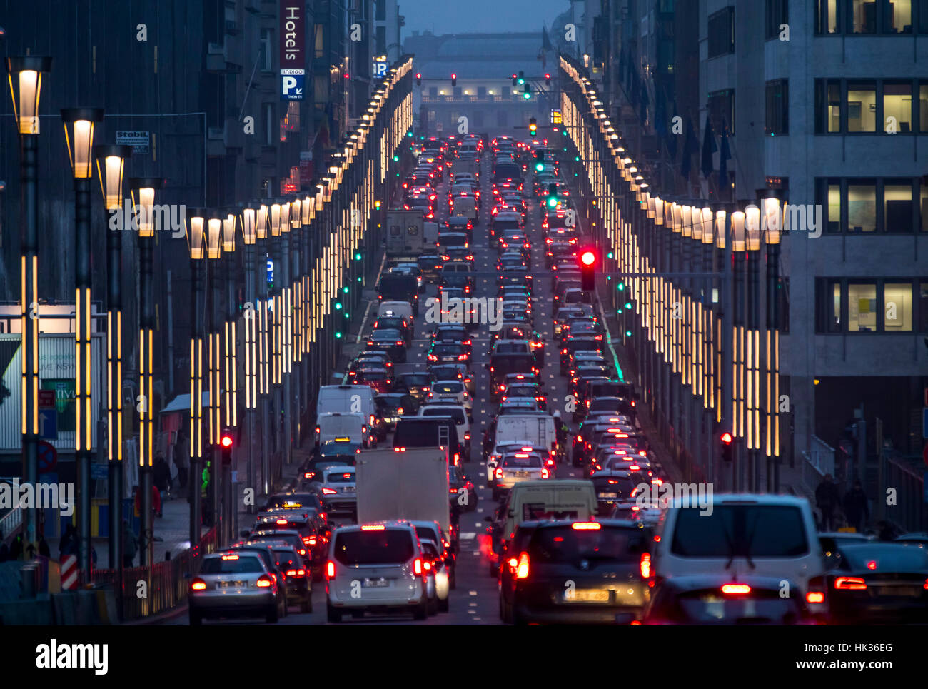 Intercity-Verkehr in Brüssel, Rue De La Loi, Abend führt vom Europaviertel in die Innenstadt, Stau, Stockfoto