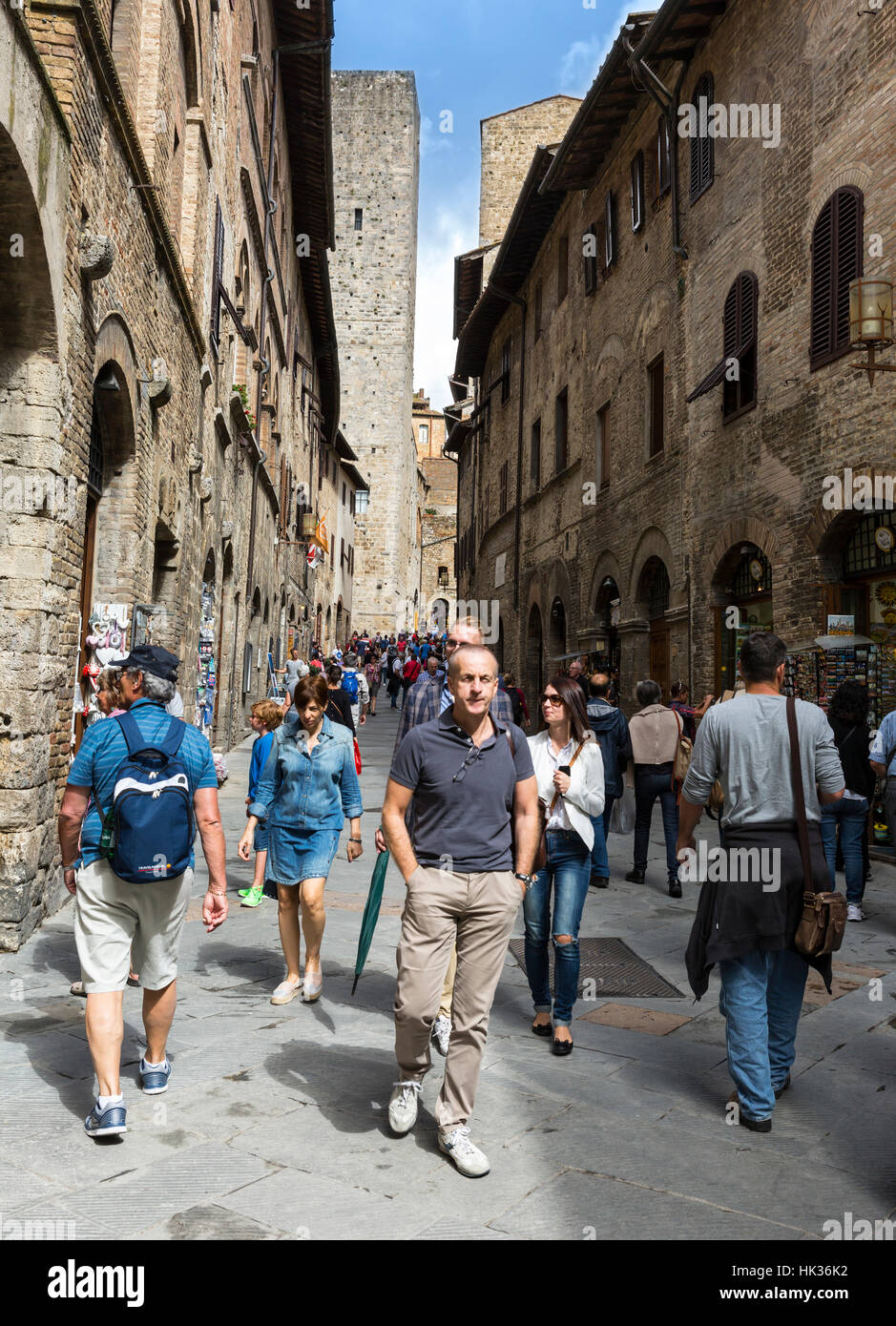Touristen in den engen Gassen von San Gimignano, Toskana, Italien. Stockfoto